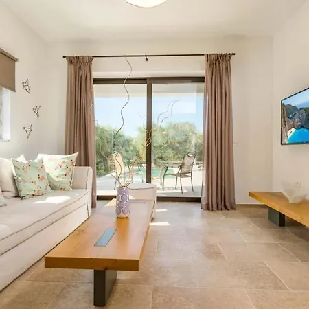Amboula Sleeps 6 Pool Air Con Wifi *