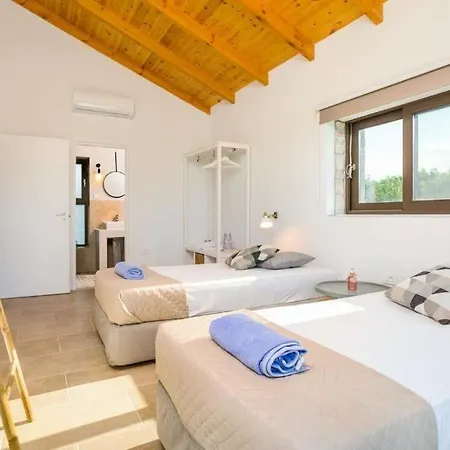 Amboula Sleeps 6 Pool Air Con Wifi *