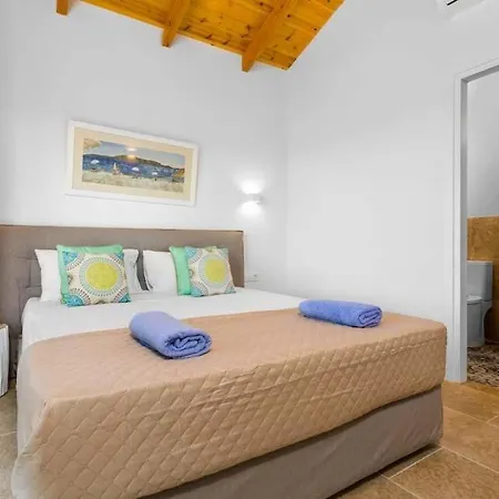 Amboula Sleeps 6 Pool Air Con Wifi *