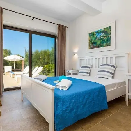 Amboula Sleeps 6 Pool Air Con Wifi Vila