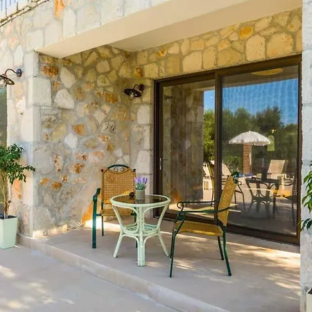Amboula Sleeps 6 Pool Air Con Wifi Plános