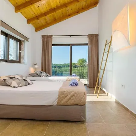 Amboula Sleeps 6 Pool Air Con Wifi *