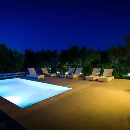 Amboula Sleeps 6 Pool Air Con Wifi