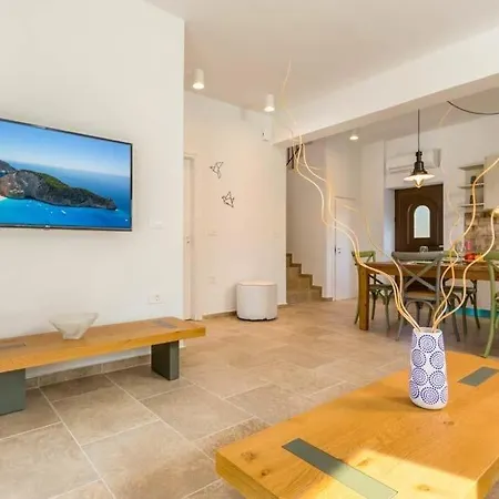 Amboula Sleeps 6 Pool Air Con Wifi *