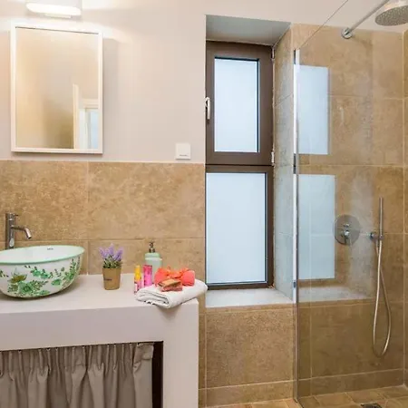 Amboula Sleeps 6 Pool Air Con Wifi *